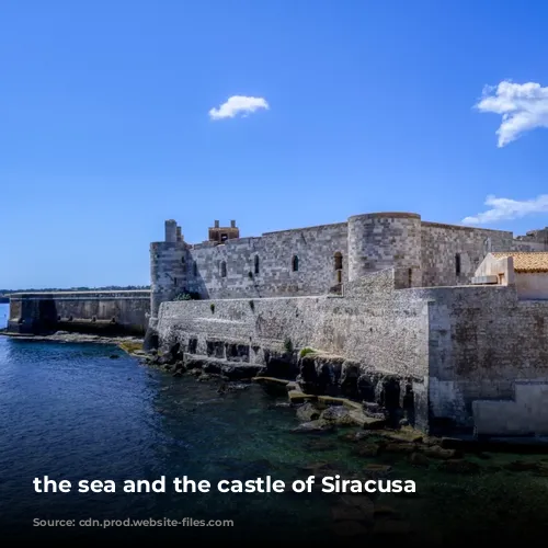 the sea and the castle of Siracusa