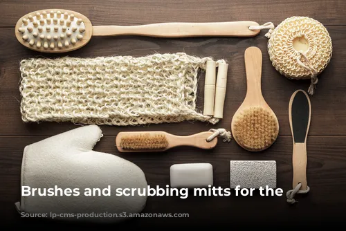 Brushes and scrubbing mitts for the hammam